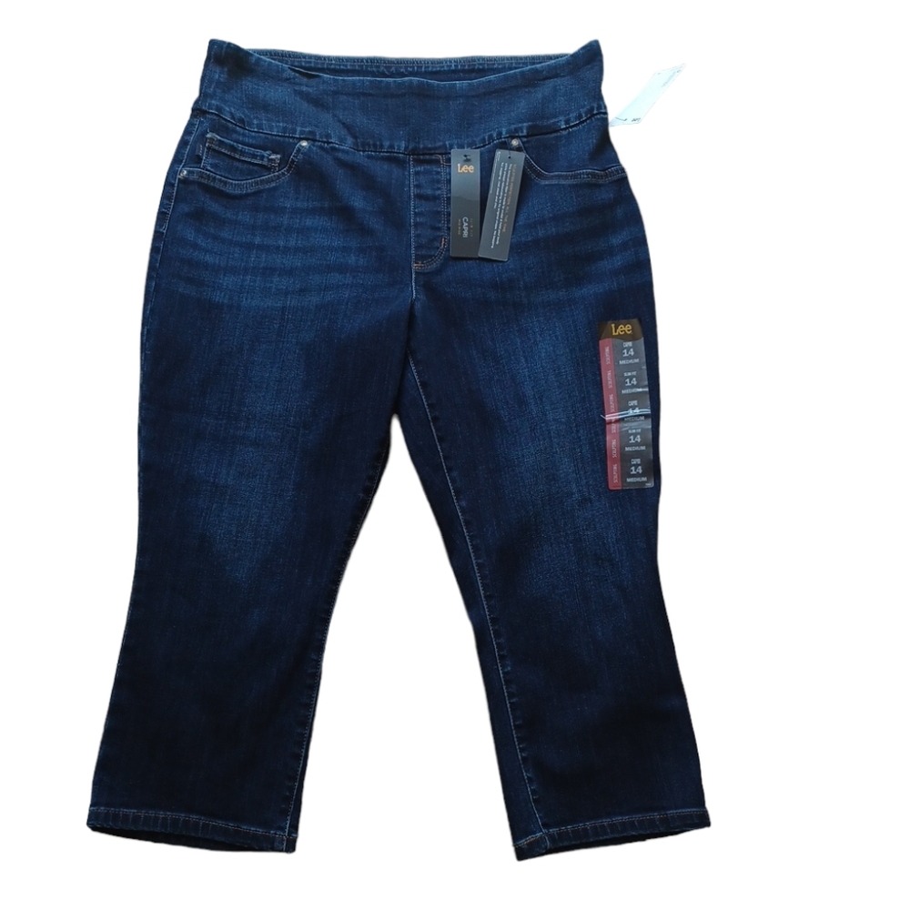 Lee capri mid rise slim fit women size 14 Medium color blue